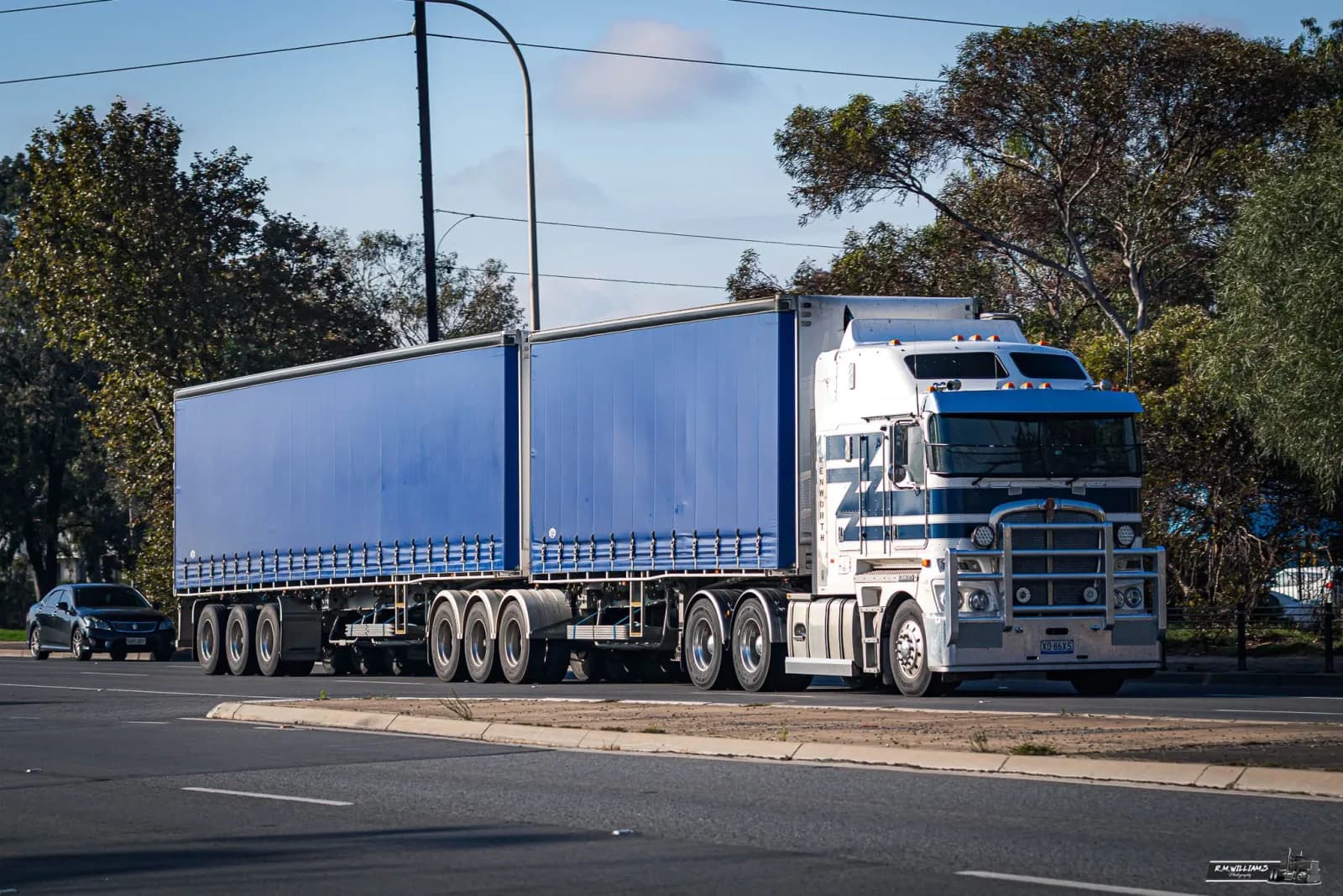Curtain-sider semi-trailer