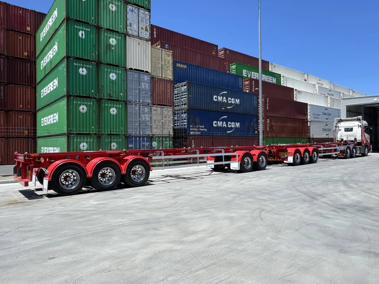Skel trailer with container